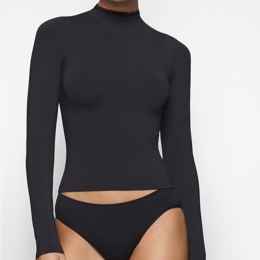 SKIMS Soft smoothing turtleneck top